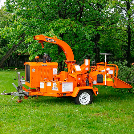 Zrębkowanie gałezi drzew po wycince, utylizacja gałęzi